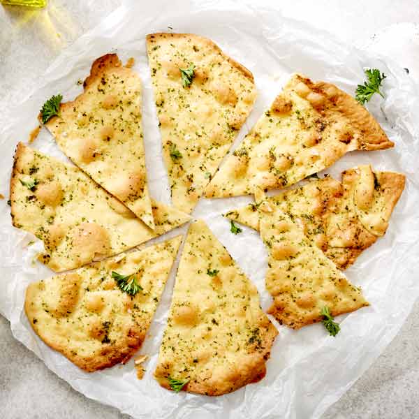 Garlic slices with parsley spread