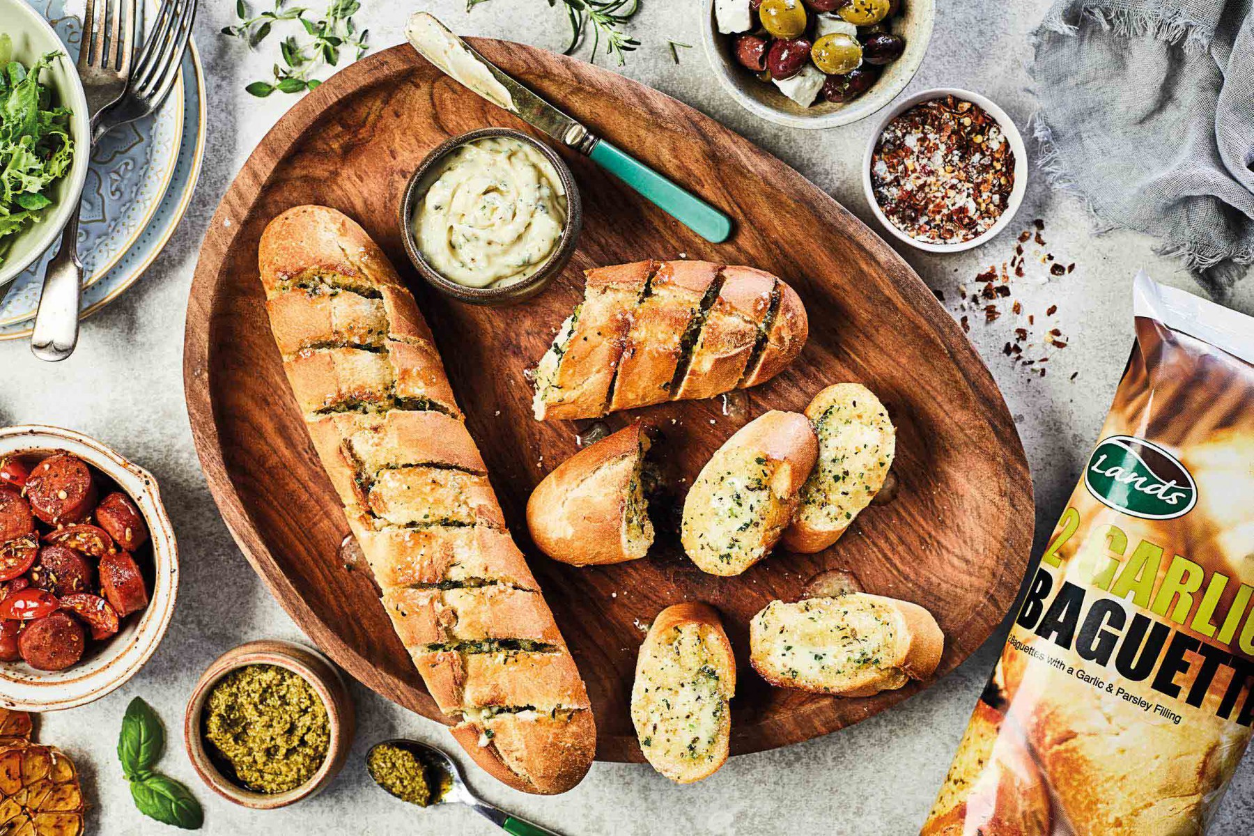 Garlic baguettes with dips