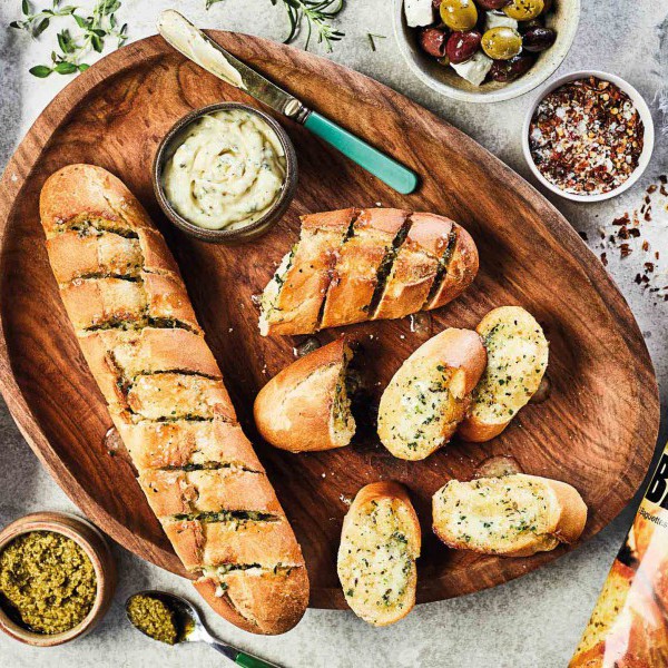 Garlic baguettes with dips